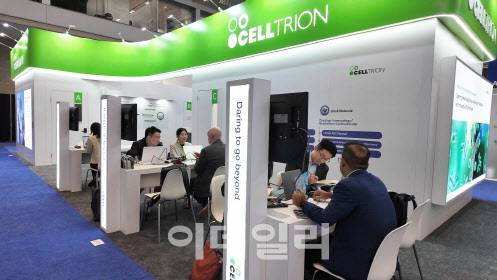 셀트리온 BD(사업 개발)팀 관계자들이 바이오USA에서 미팅을 진행하고 있는 모습 (사진=셀트리온)