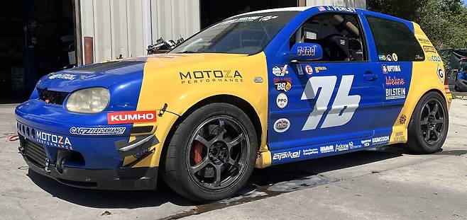 스터링 모터스포츠 소속 잭 펜리 선수의 폭스바겐 골프 R32