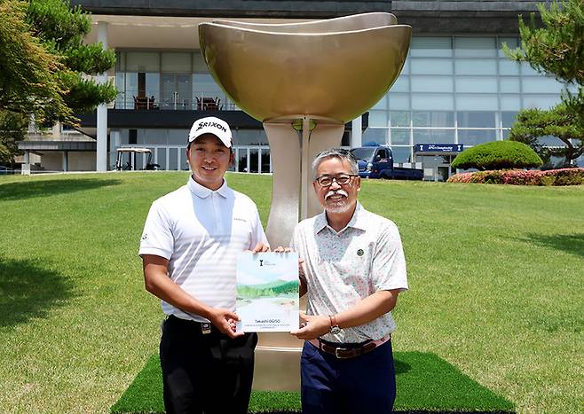 19일 개막한 KPGA 선수권대회에 첫 출전한 오기소 타카시가 김원섭 KPGA 회장과 출전 기념 액자를 들고 포즈를 취하고 있다.