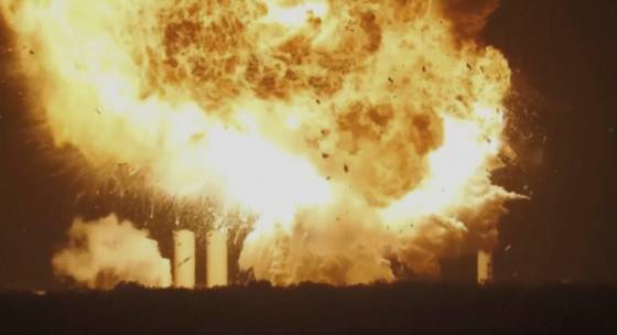 현지시간 18일 오후 미국 텍사스 발사기지 스타베이스 발사대에서 시험 비행 중 폭발한 스페이스X의 화성 탐사선 '스타십', 스페이스X 측은 질소 가스 충전 탱크 결함을 이번 사고의 원인으로 보고 있다. 〈사진=AP·연합뉴스〉