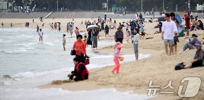 전국적으로 초여름 날씨를 보인 9일 오후 부산 해운대해수욕장을 찾은 관광객과 시민들이 휴식을 취하고 있다. 2025.6.9/뉴스1 ⓒ News1 윤일지 기자