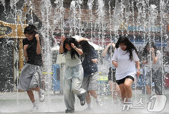 본격적인 장마를 앞두고 30도를 넘는 무더위가 이어진 19일 대구 달서구 테마파크 이월드를 찾은 학생들이 바닥분수 물줄기 사이를 달리며 더위를 식히고 있다. 2025.6.19/뉴스1 ⓒ News1 공정식 기자