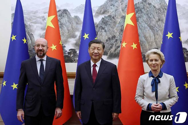 시진핑 중국 국가주석(가운데)이 7일 중국 베이징 댜오위타이 국빈관에서 제24차 중·EU 정상회의 참석차 방중한 우르줄라 폰데어라이엔(오른쪽) 유럽연합(EU) 집행위원장, 샤를 미셸 EU 정상회의 상임의장과 회담을 갖기에 앞서 기념 촬영을 하고 있다. 2023.12.07 ⓒ AFP=뉴스1 ⓒ News1 최종일 기자