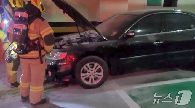 지난 19일 밤 제주시 노형동 아파트 주차장에서 발생한 화재 차량 사고.(제주도소방안전본부 제공. 재판매 및 DB 금지)