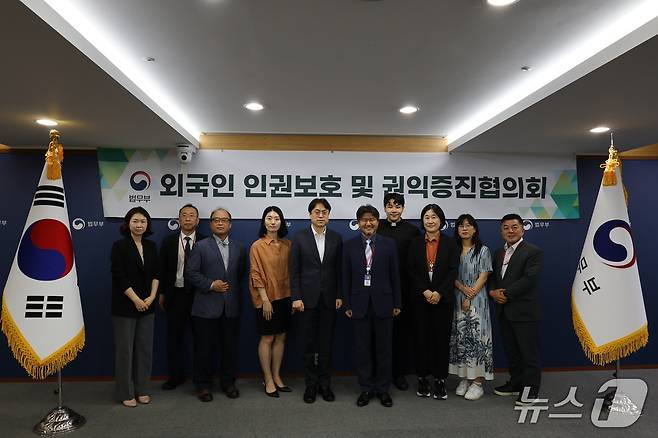 법무부는 20일 제28회 '외국인 인권보호 및 권익증진협의회'를 열고 러시아의 우크라이나 침공 사태 당시 대한민국 여행증명서로 입국한 무국적 동포의 체류지원 방안 등을 논의했다. 2025.6.20./ⓒ 뉴스1(법무부 제공)