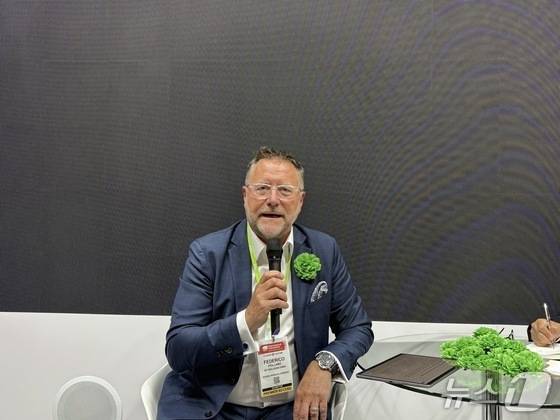 페데리코 폴라노 IDT바이오로지카 최고상업책임자(CCO)가 17일(현지시간) 미국 보스턴 컨벤션 전시 센터에서 열린 '바이오 USA'에서 기자들을 만나 얘기를 나누고 있다. ⓒ News1