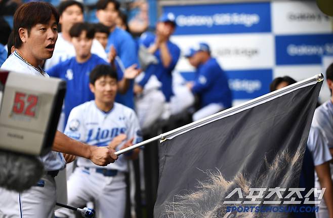 "누가 깃발 내려놓으라 그랬어?"