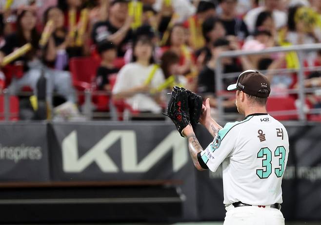 KIA 타이거즈 아담 올러가 팬들의 응원에 화답하고 있다. 연합뉴스