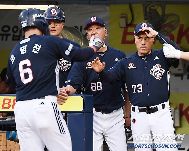 19일 대구 라이온즈파크에서 열린 두산-삼성전. 2회초 1사 2, 3루 김민석 타석. 오명진이 폭투 때 득점한 후 조성환 감독대행의 축하를 받고 있다. 대구=정재근 기자 cjg@sportschosun.com/2025.6.19/