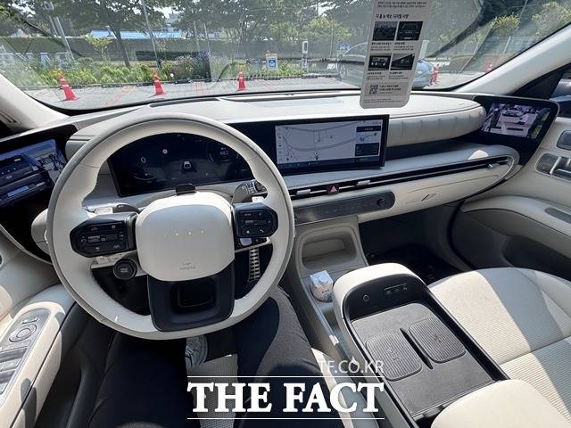 대시보드와 센터콘솔 곳곳에 매트한 질감의 마감재를 적용해 부드러운 촉감을 살렸고, 공조 패널 역시 매트한 소재로 터치할 때마다 지문이 잘 남지 않아 조작감이 쾌적하다. /황지향 기자