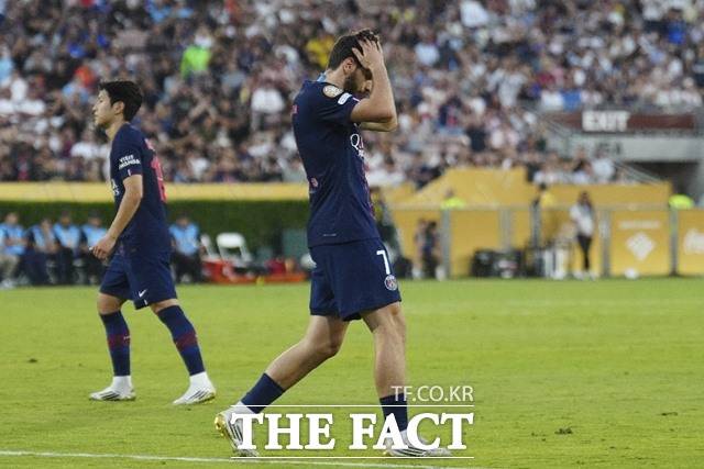 PSG의 이강인(왼쪽)과 흐비차 크바라츠헬리아가 20일 보타포구와 2025 FIFA 클럽 월드컵 B조 2차전 경기 종료 직전 프리킥 찬스를 살리지 못한 뒤 아쉬워하고 있다./패서디나=AP.뉴시스