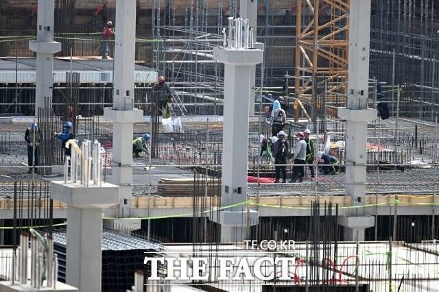 건설업계는 정부의 이번 결정에 대해 "큰 도움이 될 것"이라며 환영했다. /더팩트 DB