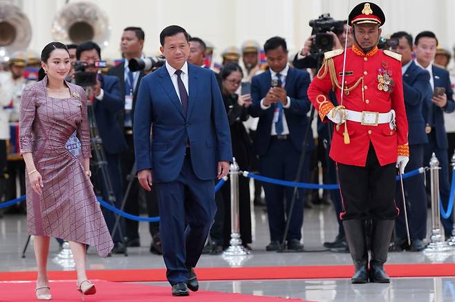 훈 마넷 캄보디아 총리(가운데)가 파에통탄 친나왓 태국 총리(왼쪽)와 함께 캄보디아 프놈펜 평화궁에서 지난 4월 걷고 있다. /연합뉴스