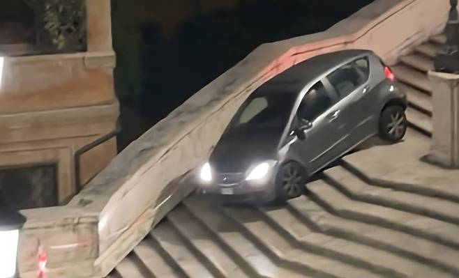 로마의 대표적 관광 명소인 스페인 계단에 81세 노인이 몰던 벤츠 차량이 내려가는 사고가 발생했다. 6월 17일 새벽 4시경, 운전자는 스페인 광장 인근에서 계단으로 진입해 중턱에서 차량이 멈췄다. 시민들의 신고로 소방과 경찰이 출동했고, 대형 크레인과 붕괴 대응 장비를 동원해 차량을 안전하게 끌어냈다. ⓒ뉴시스