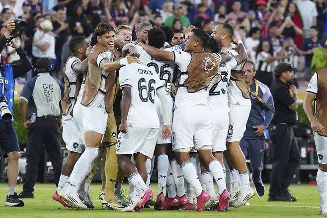 보타포구 선수들이 20일 미국 캘리포니아주 패서디나 로즈볼 스타디움에서 열린 2025 국제축구연맹(FIFA) 클럽 월드컵 조별리그 B조 2차전에서 파리생제르맹(PSG)을 1-0으로 꺾은 뒤 환호하고 있다. 패서디나=AP 뉴시스