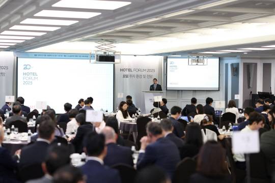 지난 19일 오후 서울 강남구 한국도심공항 소노펠리체에서 열린 호텔HDC 창립20주년 포럼에서 이성용 호텔 HDC 대표가 개회사를 하고 있다. 호텔HDC 제공