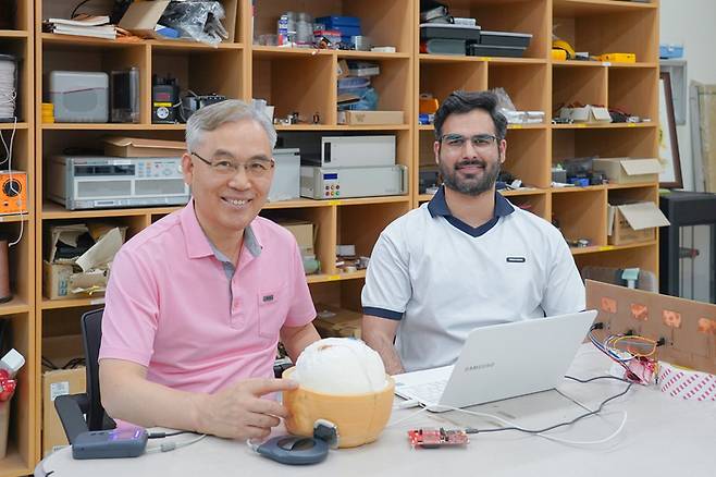 임춘택 교수(왼쪽), 사흐 사이드 아손 알리 박사.