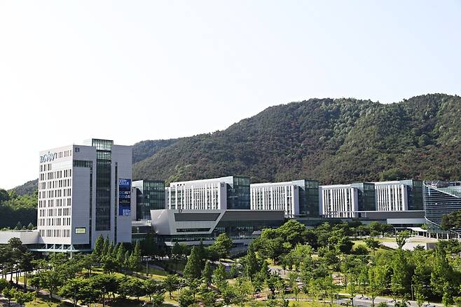 DGIST가 '2026 QS 세계대학평가(QS WUR)'에서 '교수 1인당 논문 피인용 수' 부문 세계 4위·국내 1위에 올랐다. DGIST 캠퍼스 전경.