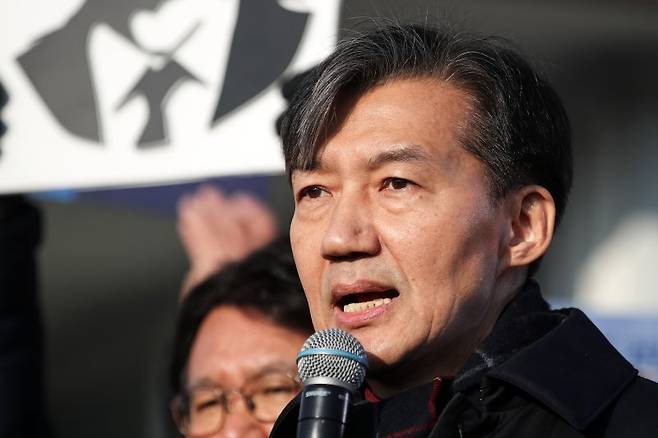 자녀 입시 비리와 청와대 감찰 무마 혐의로 대법원으로부터 징역 2년 실형을 확정 받은 조국 전 조국혁신당 대표가 지난해 12월 경기도 의왕시 서울 구치소로 수감되기 전 입장을 밝히는 모습. /사진=뉴스1