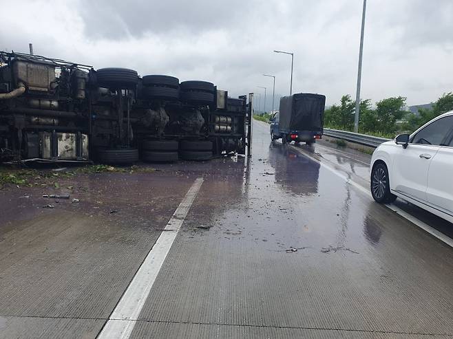 지난 16일 오전 11시24분께 경남 김해시 진영읍 부산외곽선 순천방면 진영분기점 램프에서 A씨(60대)가 운전하던 25t 탱크로리가 빗길에 미끄러져 넘어지는 사고가 발생했다. (사진=독자 제공) 2025.06.16. /사진=뉴시스