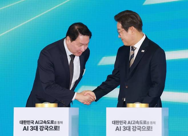 이재명 대통령이 20일 울산전시컨벤션센터에서 열린 울산 AI데이터센터 출범식에서 세리머니를 한 뒤 최태원 SK그룹 회장과 악수하고 있다. 뉴시스