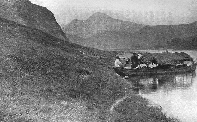 영국 왕립지리학회 첫 여성 회원이었던 이사벨라 버드 비숍 일행이 1894년 4월 한강 물길을 여행하며 탔던 작은 나룻배. ‘한국과 그 이웃 나라들’(살림) 수록. 혜화1117 제공