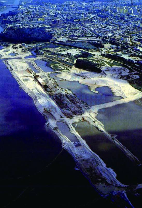 한강종합개발사업이 한강 모래를 준설하고 있다. 서울시 ‘한강종합개발사업 건설지’(1988)에 수록. 혜화1117 제공