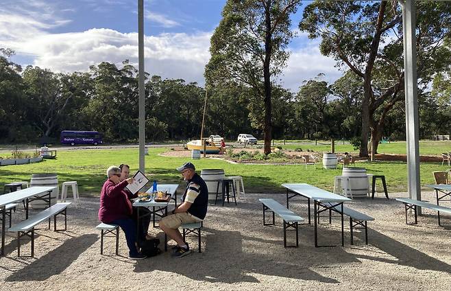 애그리투어리즘(농업+관광) 생태계 구축에 나선 ‘세일러스 그레이브 브루잉’ 풍경. 관광객들이 맥주와 먹거리를 주문하고 있다. 박미향 기자