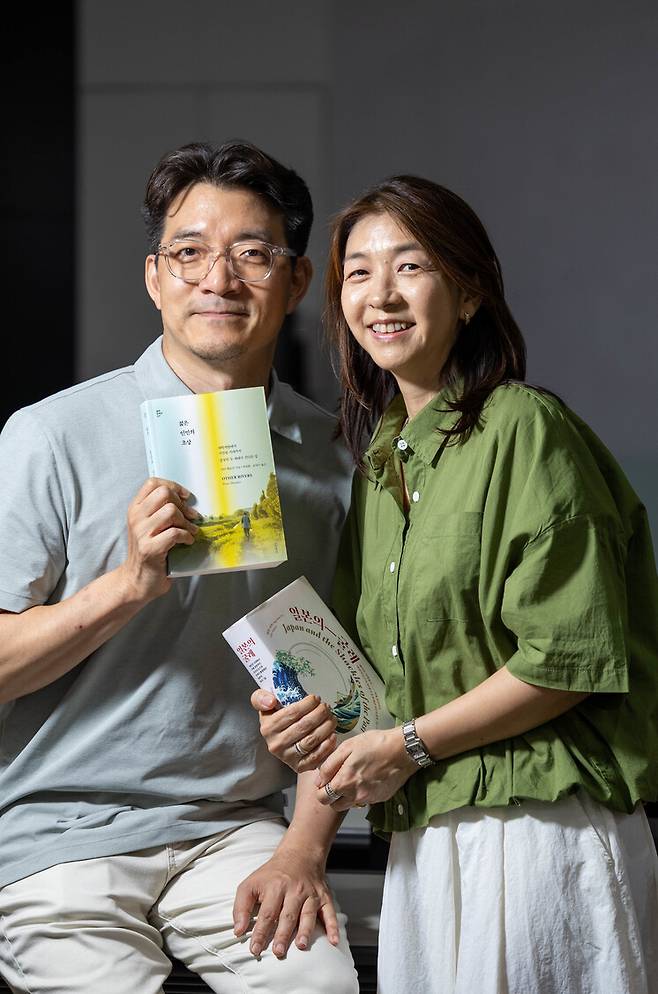 박경환(왼쪽)·윤영수 번역가는 중국과 일본에서 20여년간 거주한 경험을 바탕으로 동아시아 3국의 상호이해를 높이는 책을 번역하고 있다. 김진수 기자 jsk@hani.co.kr