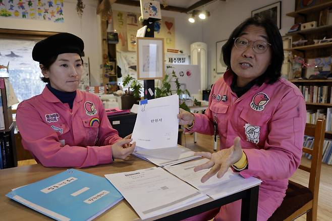 2025년 2월25일 제주 서귀포시 대정읍 핫핑크돌핀스 제주돌핀센터에서 황현진(왼쪽), 조약골 핫핑크돌핀스 대표활동가가 인터뷰 도중 1040명의 서명이 담긴 탄원서를 들고 설명하고 있다. 김명진 기자