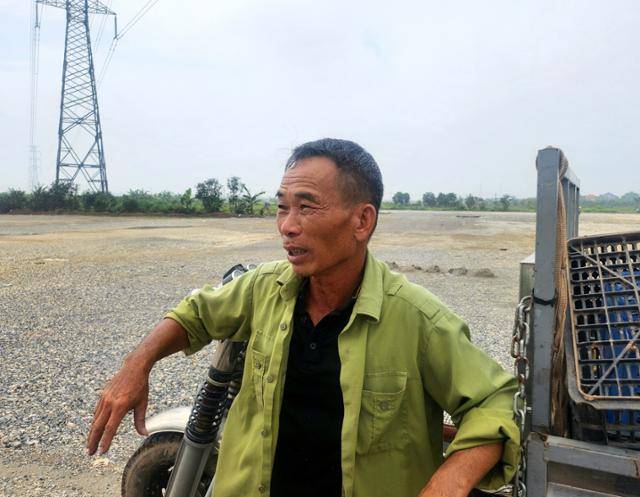 지난 5일 베트남 흥옌성 꽈이쩌우현에서 주민 도반훙이 트럼프 가족 기업 '트럼프 오가니제이션'의 대규모 리조트 단지 개발 결정 이후 바뀐 지역 부동산 시장 분위기에 대해 설명하고 있다. 흥옌=허경주 특파원