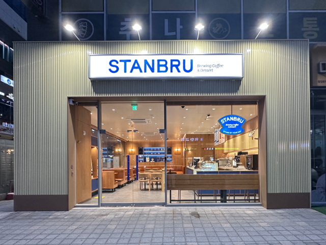 롯데GRS가 커피 사업 다각화를 위해 새로 선보인 스탠브루의 1호 매장 위례점 모습. 롯데GRS 제공