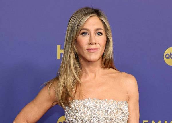 미국 유명 드라마 ‘프렌즈’로 인기를 끈 배우 제니퍼 애니스톤(56)이 20대 못지않은 피부 비결을 소개했다./사진=InStyle