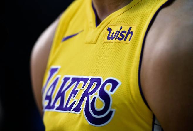 <yonhap photo-3006=""> (FILES) Lonzo Ball #2 of the Los Angeles Lakers wears his new Nike jersey with the sponsor's logo "Wish" on the left chests during media day September 25, 2017, in El Segundo, California. The Los Angeles Lakers are being sold in a record-breaking $10 billion deal that makes the iconic franchise the highest-valued sports team in US history, ESPN reported on June 18, 2025. (Photo by KEVORK DJANSEZIAN / GETTY IMAGES NORTH AMERICA / AFP)/2025-06-19 12:20:14/ <저작권자 ⓒ 1980-2025 ㈜연합뉴스. 무단 전재 재배포 금지, AI 학습 및 활용 금지></yonhap>