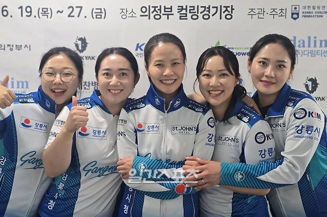 지난 19일 의정부컬링경기장에서 만난 여자컬링 강릉시청 팀. (왼쪽부터)김선영-김영미-김은정-김경애-김초희. 의정부=윤승재 기자