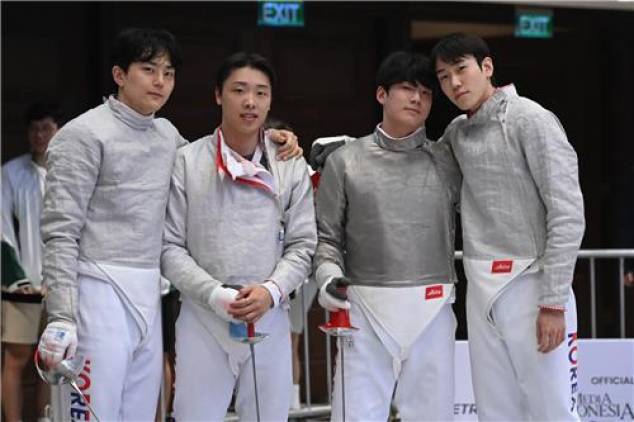 2025 아시아선수권대회 남자 사브르 단체전 은메달을 획득한 대표팀. 왼쪽부터 하한솔·박상원·임재윤·도경동.대한펜싱협회 제공