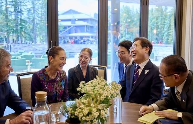 이재명 대통령과 클라우디아 셰인바움 멕시코 대통령이 지난 17일(현지시간) 캐나다 앨버타주 캐내내스키스 주요 7개국(G7) 정상회의장에서 정상회담을 하고 있다. (이재명 대통령 SNS)