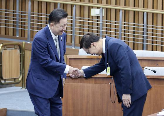 이종석 국가정보원장 후보자(오른쪽)가 19일 서울 여의도 국회 정보위원회에서 열린 인사청문회 시작 전 김병기 더불어민주당 대표직무대행 겸 원내대표와 인사하고 있다. 임현동 기자