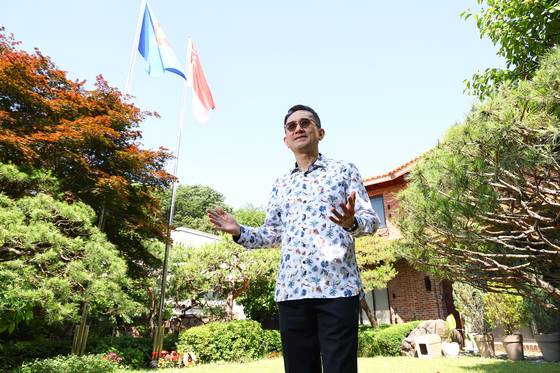 에릭 테오 주한 싱가포르대사는 아시아에서 처음으로 싱가포르의 1인당 국민소득이 9만 달러를 돌파한 비결에 대해 “장기적인 국가 전략에 따라 정치적 안정을 이루고 유능한 지도자들이 국민의 삶을 개선하기 위해 노력했다” 고 강조했다. 김종호 기자