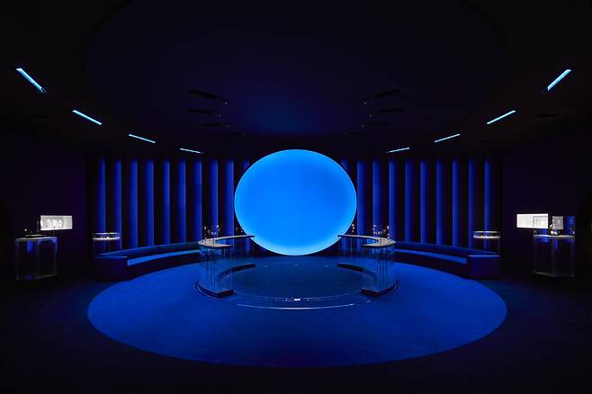 워치스&원더스 박람회 안에 꾸민 샤넬 부스. J12 컨셉에 맞춰 짙은 푸른 빛이 감돈다. 사진 샤넬 워치