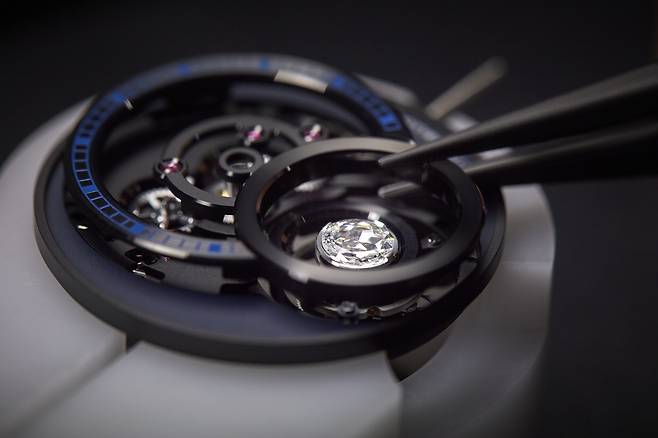 중력의 영향을 상쇄하는 투르비용 케이지 위에 다이아몬드를 세팅해 샤넬의 디자인 미학을 드러낸다. 사진 샤넬 워치