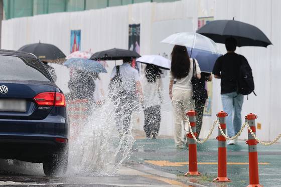 본격적인 장마가 시작된 20일 오전 서울 종로구청 인근에서 시민들이 우산을 쓰고 출근하고 있다. 뉴시스
