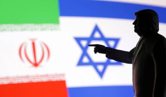 도널드 트럼프 미 대통령이 19일 이란 군사 공격 여부를 2주 안에 결정하겠다고 했다. 로이터=연합뉴스