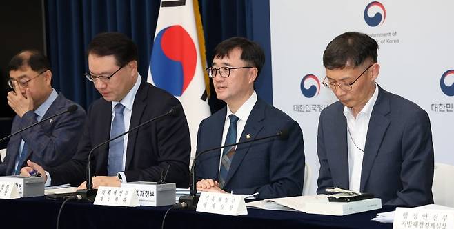 임기근 기획재정부 2차관(오른쪽 두번째)이 지난 18일 세종시 정부세종청사 중앙동 브리핑실에서 새정부 추가경정예산안 주요 내용을 발표하고 있다. 사진=뉴스1