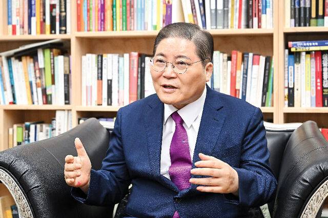 소강석 목사가 지난 16일 경기도 용인 새에덴교회에서 “신앙인은 생명의 복음에만 의지하자”고 말하고 있다. 용인=신석현 포토그래퍼