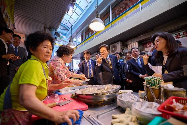 이재명 대통령이 20일 울산 울주군 언양알프스시장을 방문하고 있다. 대통령실 제공