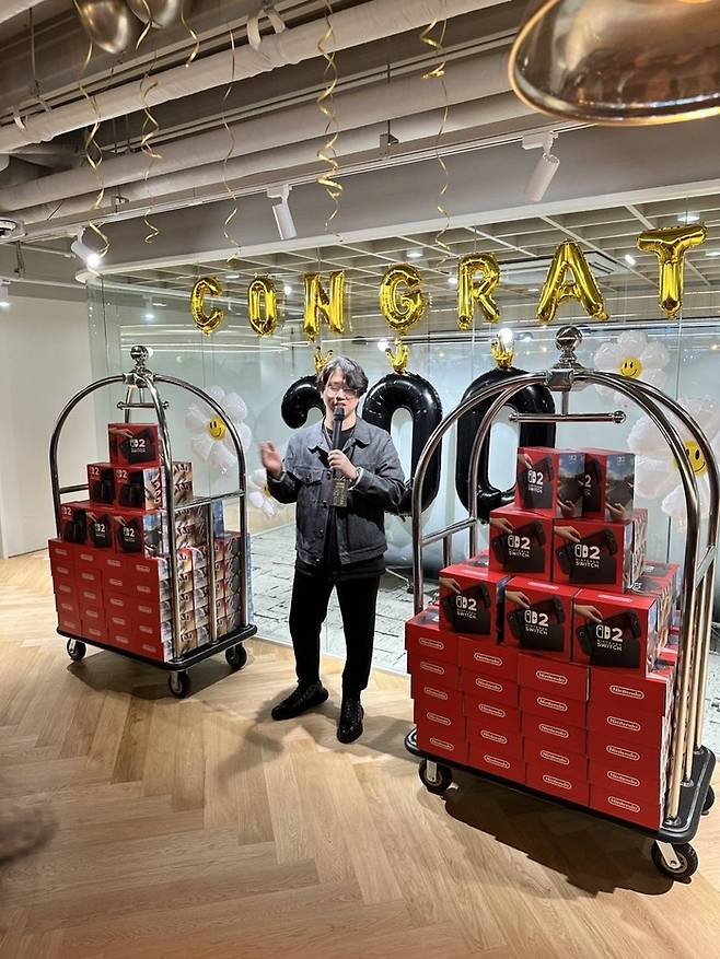 김형태 시프트업 대표가 전 직원에게 전달할 닌텐도 스위치2 앞에서 이야기하고 있다. <시프트업>