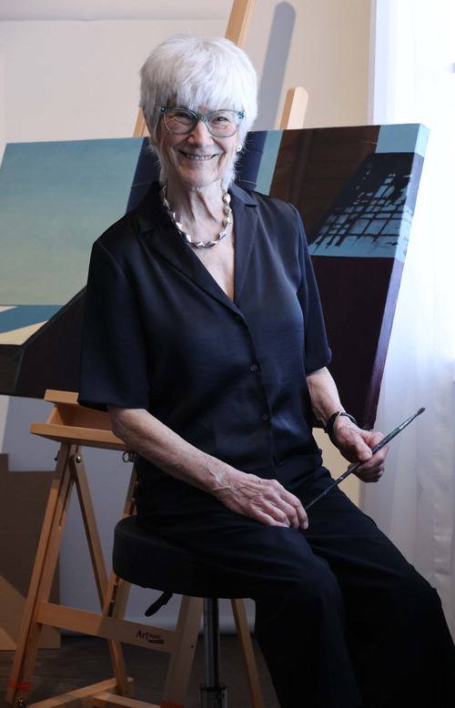 서울 여의도 더현대 서울 ALT.1에서 회고전을 여는 미국 작가 앨리스 달튼 브라운이 전시장 한쪽에 꾸며진 작업실 공간에서 포즈를 취하고 있다. 한주형 기자