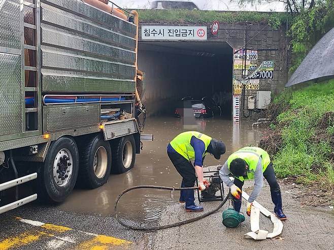 폭우가 쏟아진 지난 5월16일 오후 경기 남양주시 한 터널이 침수돼 차량이 고립돼 있다. /사진=뉴시스.