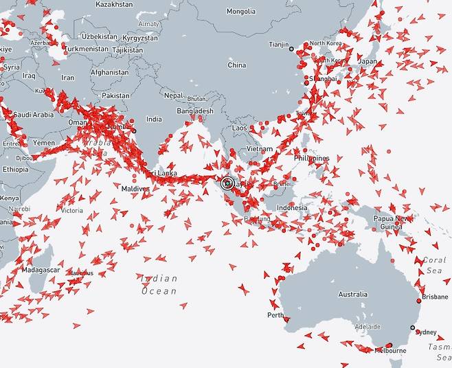 미 핵추진 항공모함 니미츠 위치. (화면 가운데 흰색 원 안에 하늘색 점). 붉은색 화살표는 유조선의 위치. /사진=마린트래픽
